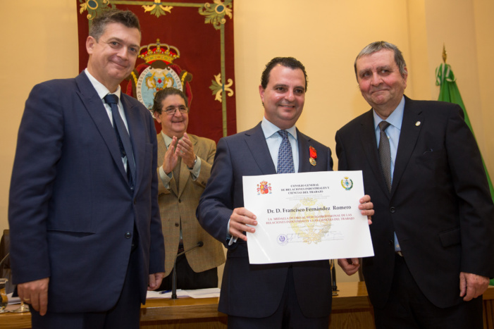 NP: EL ABOGADO SEVILLANO FRANCISCO JOSÉ FERNÁNDEZ ROMERO RECIBE LA MEDALLA DE ORO AL MÉRITO PROFESIONAL DEL CONSEJO GENERAL DE RELACIONES INDUSTRIALES Y CIENCIAS DEL TRABAJO DE ESPAÑA NP: EL ABOGADO SEVILLANO FRANCISCO JOSÉ FERNÁNDEZ ROMERO RECIBE LA MEDALLA DE ORO AL MÉRITO PROFESIONAL DEL CONSEJO GENERAL DE RELACIONES INDUSTRIALES Y CIENCIAS DEL TRABAJO DE ESPAÑA