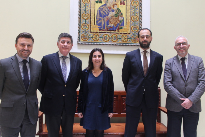 El Colegio de Farmacéuticos de Sevilla y Telefónica renuevan su alianza para dotar a las boticas de la provincia de las soluciones más avanzadas en TIC El Colegio de Farmacéuticos de Sevilla y Telefónica renuevan su alianza para dotar a las boticas de la provincia de las soluciones más avanzadas en TIC