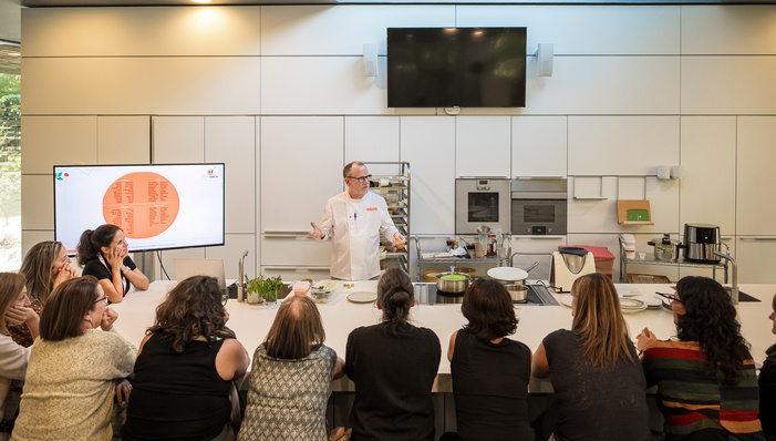 Nefrólogos y otros profesionales sanitarios subrayan la necesidad de impulsar una alimentación más sostenible para mejorar la salud de los pacientes con Enfermedad Renal Crónica y reducir el impacto de los tratamientos nefrológicos en el planeta Nefrólogos y otros profesionales sanitarios subrayan la necesidad de impulsar una alimentación más sostenible para mejorar la salud de los pacientes con Enfermedad Renal Crónica y reducir el impacto de los tratamientos nefrológicos en el planeta