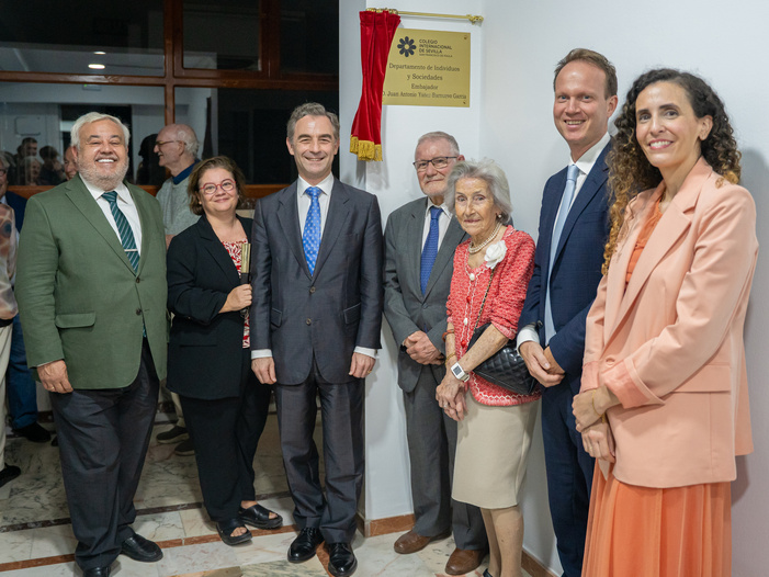 NOTA DE PRENSA: EL COLEGIO INTERNACIONAL DE SEVILLA - SAN FRANCISCO DE PAULA HOMENAJEA A SU ANTIGUO ALUMNO, EL EXEMBAJADOR ANTE NACIONES UNIDAS JUAN ANTONIO YÁÑEZ-BARNUEVO GARCÍA, ROTULANDO CON SU NOMBRE EL DEPARTAMENTO DE INDIVIDUOS Y SOCIEDADES
