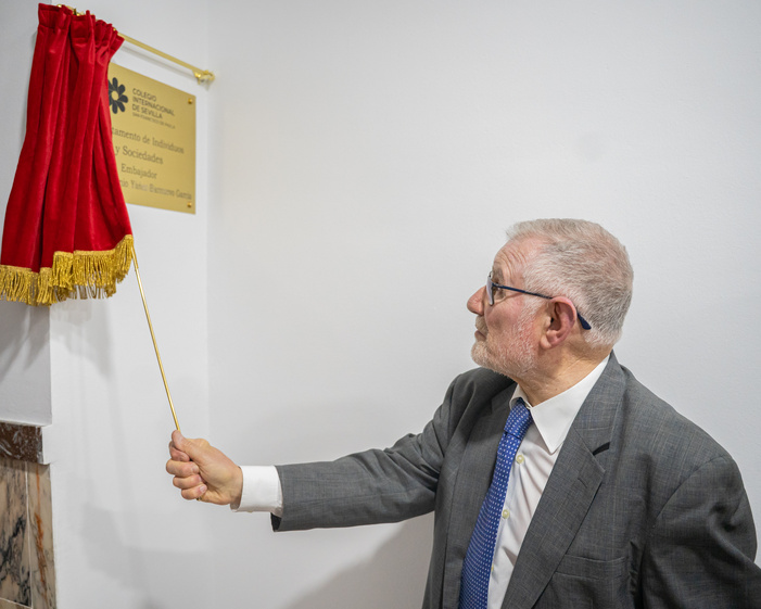 NOTA DE PRENSA: EL COLEGIO INTERNACIONAL DE SEVILLA - SAN FRANCISCO DE PAULA HOMENAJEA A SU ANTIGUO ALUMNO, EL EXEMBAJADOR ANTE NACIONES UNIDAS JUAN ANTONIO YÁÑEZ-BARNUEVO GARCÍA, ROTULANDO CON SU NOMBRE EL DEPARTAMENTO DE INDIVIDUOS Y SOCIEDADES