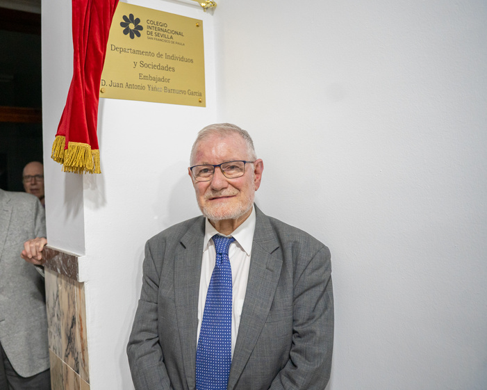 NOTA DE PRENSA: EL COLEGIO INTERNACIONAL DE SEVILLA - SAN FRANCISCO DE PAULA HOMENAJEA A SU ANTIGUO ALUMNO, EL EXEMBAJADOR ANTE NACIONES UNIDAS JUAN ANTONIO YÁÑEZ-BARNUEVO GARCÍA, ROTULANDO CON SU NOMBRE EL DEPARTAMENTO DE INDIVIDUOS Y SOCIEDADES