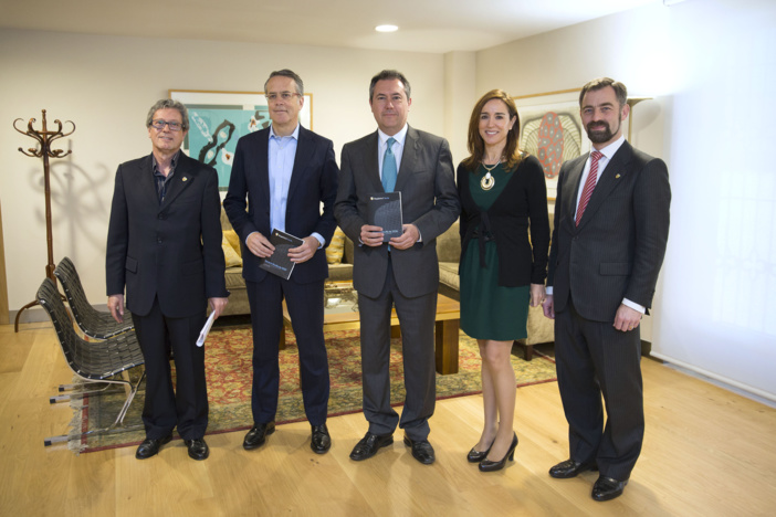 NOTA DE PRENSA: CONVERTIR A SEVILLA EN UNA SMART CITY, EL GRAN RETO DE LA PRÓXIMA DÉCADA DE EMPRESAS, INSTITUCIONES Y CIUDADANOS NOTA DE PRENSA: CONVERTIR A SEVILLA EN UNA SMART CITY, EL GRAN RETO DE LA PRÓXIMA DÉCADA DE EMPRESAS, INSTITUCIONES Y CIUDADANOS