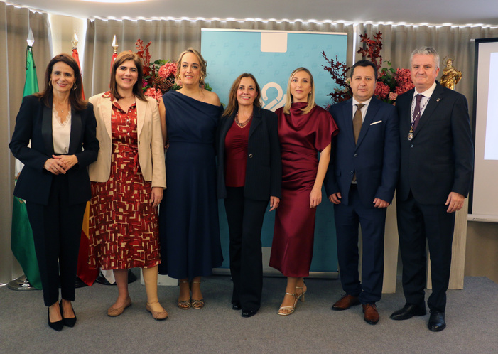 Los farmacéuticos de Almería celebran la festividad de su Patrona rindiendo homenaje a sus colegiados más veteranos y entregando un reconocimiento especial al almeriense Pedro López Pastor, secretario general técnico de la Consejería de Sanidad Los farmacéuticos de Almería celebran la festividad de su Patrona rindiendo homenaje a sus colegiados más veteranos y entregando un reconocimiento especial al almeriense Pedro López Pastor, secretario general técnico de la Consejería de Sanidad
