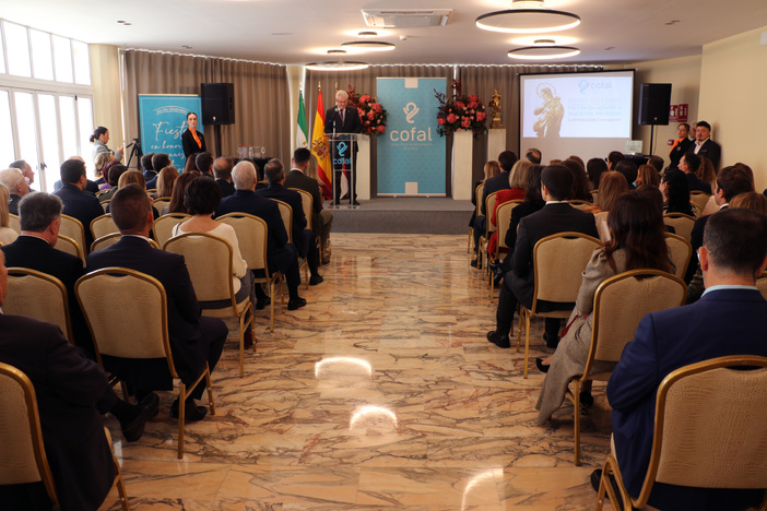 Los farmacéuticos de Almería celebran la festividad de su Patrona rindiendo homenaje a sus colegiados más veteranos y entregando un reconocimiento especial al almeriense Pedro López Pastor, secretario general técnico de la Consejería de Sanidad 