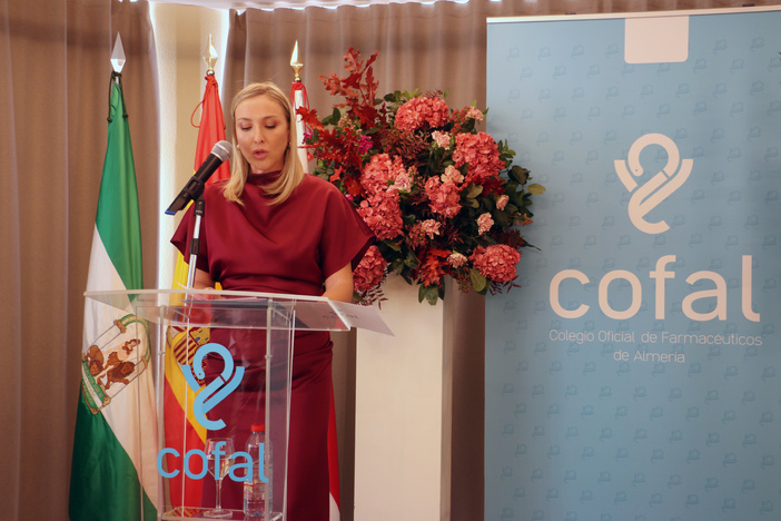 Los farmacéuticos de Almería celebran la festividad de su Patrona rindiendo homenaje a sus colegiados más veteranos y entregando un reconocimiento especial al almeriense Pedro López Pastor, secretario general técnico de la Consejería de Sanidad 