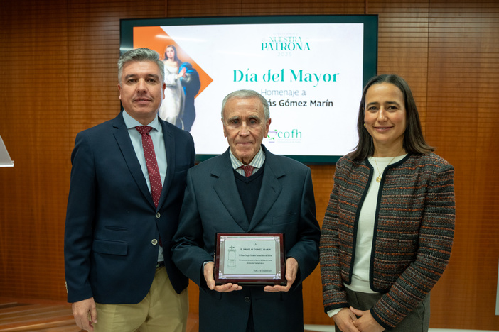 El Colegio de Farmacéuticos de Huelva celebra el Día del Mayor con un homenaje al farmacéutico Nicolás Gómez Marín, figura clave en el control sanitario de las playas onubenses El Colegio de Farmacéuticos de Huelva celebra el Día del Mayor con un homenaje al farmacéutico Nicolás Gómez Marín, figura clave en el control sanitario de las playas onubenses