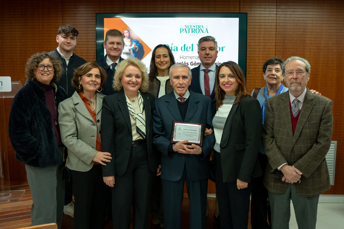 El Colegio de Farmacéuticos de Huelva celebra el Día del Mayor con un homenaje al farmacéutico Nicolás Gómez Marín, figura clave en el control sanitario de las playas onubenses