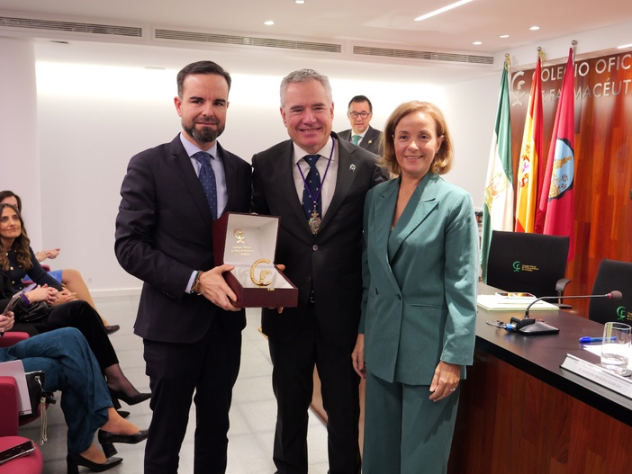 Nota de prensa y fotos - Los farmacéuticos cordobeses entregan su máximo reconocimiento, la insignia de oro, al subdirector de Prestaciones Farmacéuticas del Servicio Andaluz de Salud, Eutimio Jorge Tercero Nota de prensa y fotos - Los farmacéuticos cordobeses entregan su máximo reconocimiento, la insignia de oro, al subdirector de Prestaciones Farmacéuticas del Servicio Andaluz de Salud, Eutimio Jorge Tercero