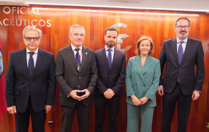 Nota de prensa y fotos - Los farmacéuticos cordobeses entregan su máximo reconocimiento, la insignia de oro, al subdirector de Prestaciones Farmacéuticas del Servicio Andaluz de Salud, Eutimio Jorge Tercero Nota de prensa y fotos - Los farmacéuticos cordobeses entregan su máximo reconocimiento, la insignia de oro, al subdirector de Prestaciones Farmacéuticas del Servicio Andaluz de Salud, Eutimio Jorge Tercero