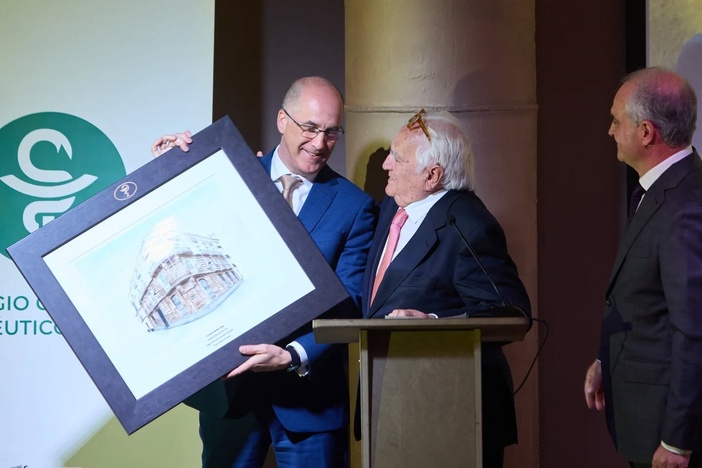 El Colegio de Farmacéuticos de Cádiz rinde homenaje a sus colegiados con motivo de la festividad de su Patrona, y entrega sus máximos reconocimientos a Antonio Morillo y Bernardo Costales, expresidente y vicepresidente de la corporación
