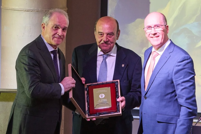 El Colegio de Farmacéuticos de Cádiz rinde homenaje a sus colegiados con motivo de la festividad de su Patrona, y entrega sus máximos reconocimientos a Antonio Morillo y Bernardo Costales, expresidente y vicepresidente de la corporación El Colegio de Farmacéuticos de Cádiz rinde homenaje a sus colegiados con motivo de la festividad de su Patrona, y entrega sus máximos reconocimientos a Antonio Morillo y Bernardo Costales, expresidente y vicepresidente de la corporación
