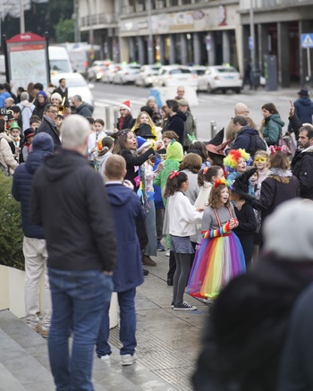 NOTA DE PRENSA: EL COLEGIO INTERNACIONAL DE SEVILLA SAN FRANCISCO DE PAULA LLENA EL CENTRO DE COLOR Y MÚSICA CON UN DESFILE POR SU 140º ANIVERSARIO