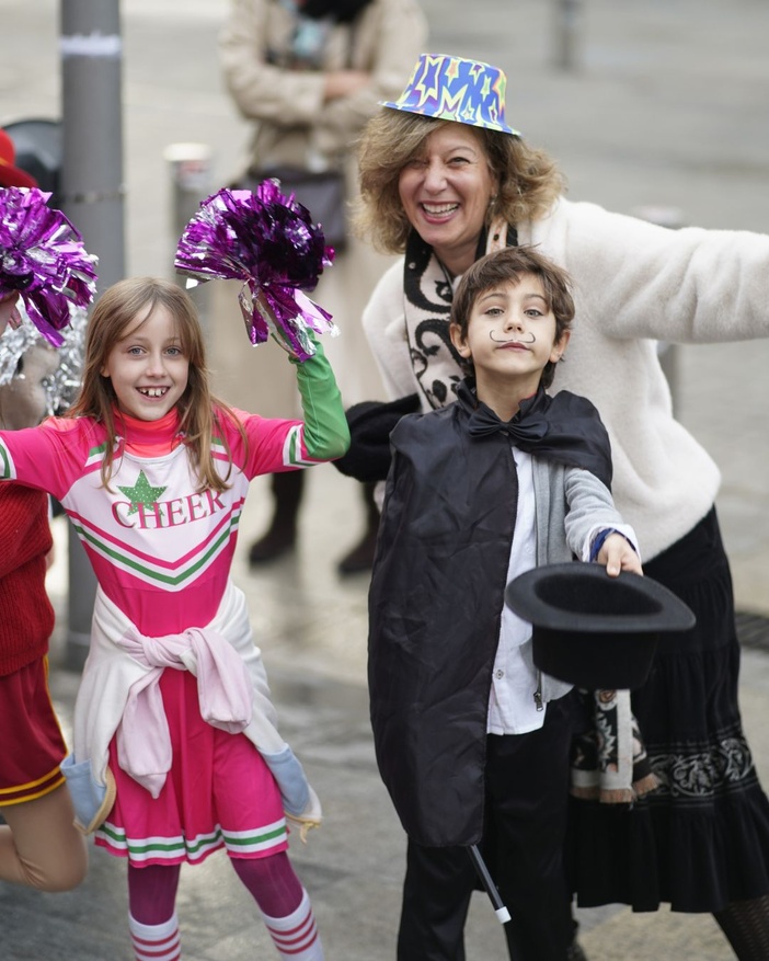 NOTA DE PRENSA: EL COLEGIO INTERNACIONAL DE SEVILLA SAN FRANCISCO DE PAULA LLENA EL CENTRO DE COLOR Y MÚSICA CON UN DESFILE POR SU 140º ANIVERSARIO