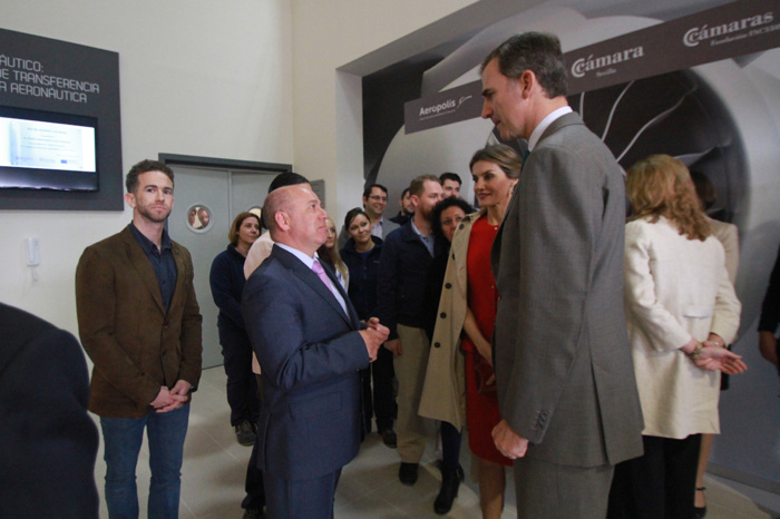 LOS REYES DE ESPAÑA CONOCEN LA TECNOLOGÍA DE GRABYSUR PARA PANELES ILUMINADOS LOS REYES DE ESPAÑA CONOCEN LA TECNOLOGÍA DE GRABYSUR PARA PANELES ILUMINADOS