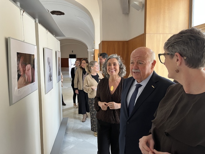 El Parlamento de Andalucía acoge una exposición fotográfica para visibilizar la lactancia materna y su impacto en la salud materno -infantil El Parlamento de Andalucía acoge una exposición fotográfica para visibilizar la lactancia materna y su impacto en la salud materno -infantil