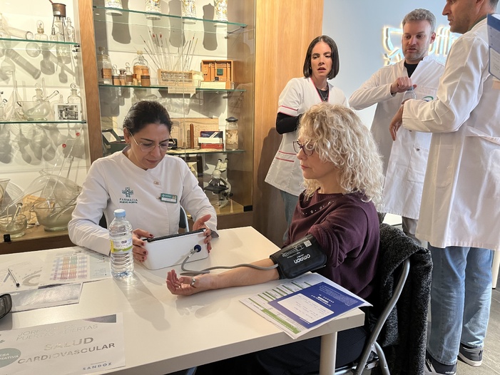 Huelva descubre los servicios sanitarios que ofrecen las farmacias onubenses con motivo de la jornada organizada por el Colegio de Farmacéuticos