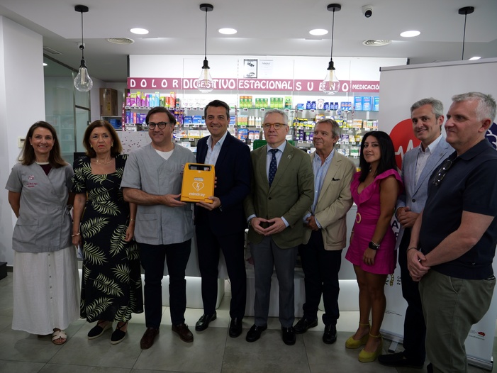 Córdoba estrena la primera red de farmacias cardio y neuro protegidas de España con la entrega de desfibriladores que ayudarán a salvar vidas ante casos de ictus o infartos