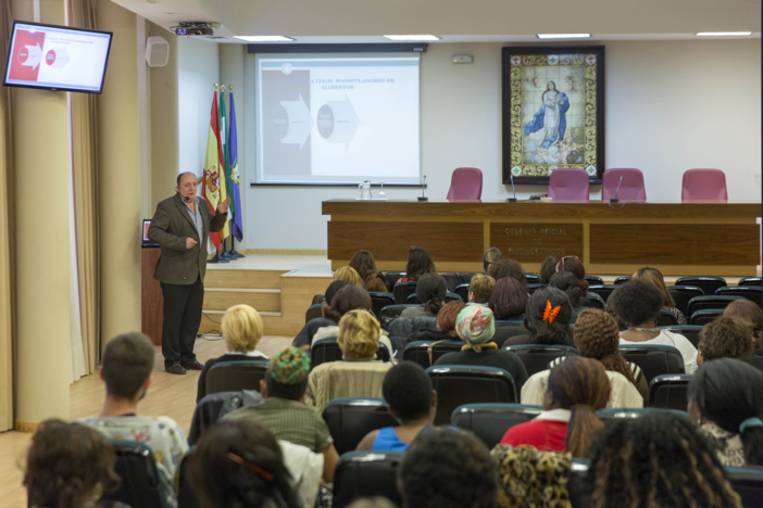 El Colegio de Farmacéuticos de Sevilla forma a más de un centenar de personas como manipuladores de alimentos con el fin de favorecer su inserción laboral El Colegio de Farmacéuticos de Sevilla forma a más de un centenar de personas como manipuladores de alimentos con el fin de favorecer su inserción laboral