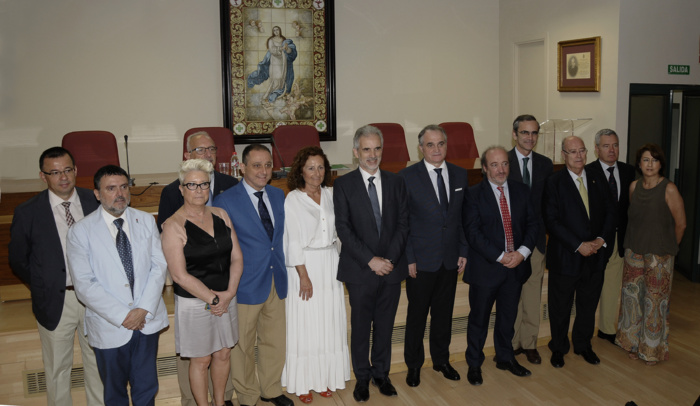 La Consejería de Salud firma un acuerdo con los farmacéuticos andaluces para reforzar el papel de la farmacia en los nuevos retos del sistema de salud La Consejería de Salud firma un acuerdo con los farmacéuticos andaluces para reforzar el papel de la farmacia en los nuevos retos del sistema de salud