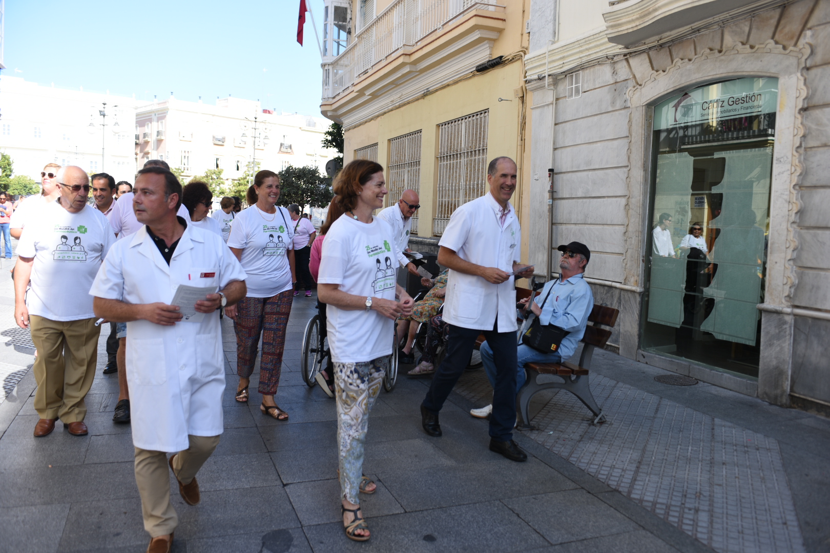 La farmacia gaditana muestra en las calles de Cádiz su compromiso con la salud de sus pacientes con motivo del día mundial de la profesión
