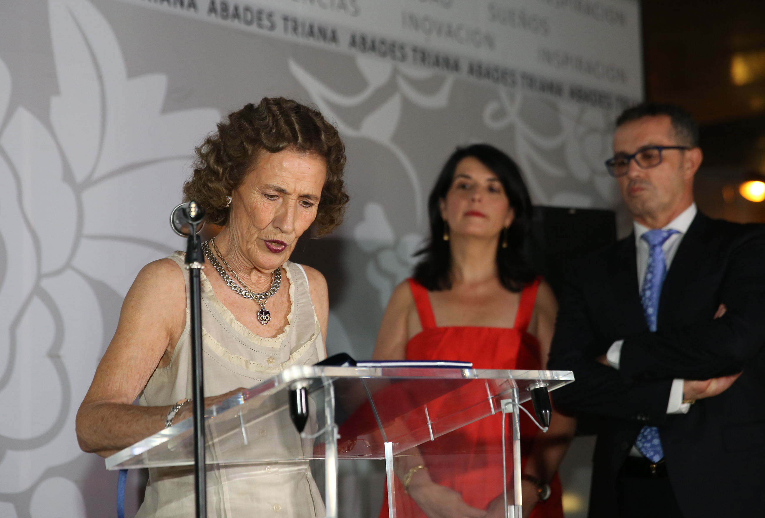 Los oncólogos médicos andaluces reconocen la labor de la presidenta de ANDEX y la del impulsor de la especialidad de Oncología Médica