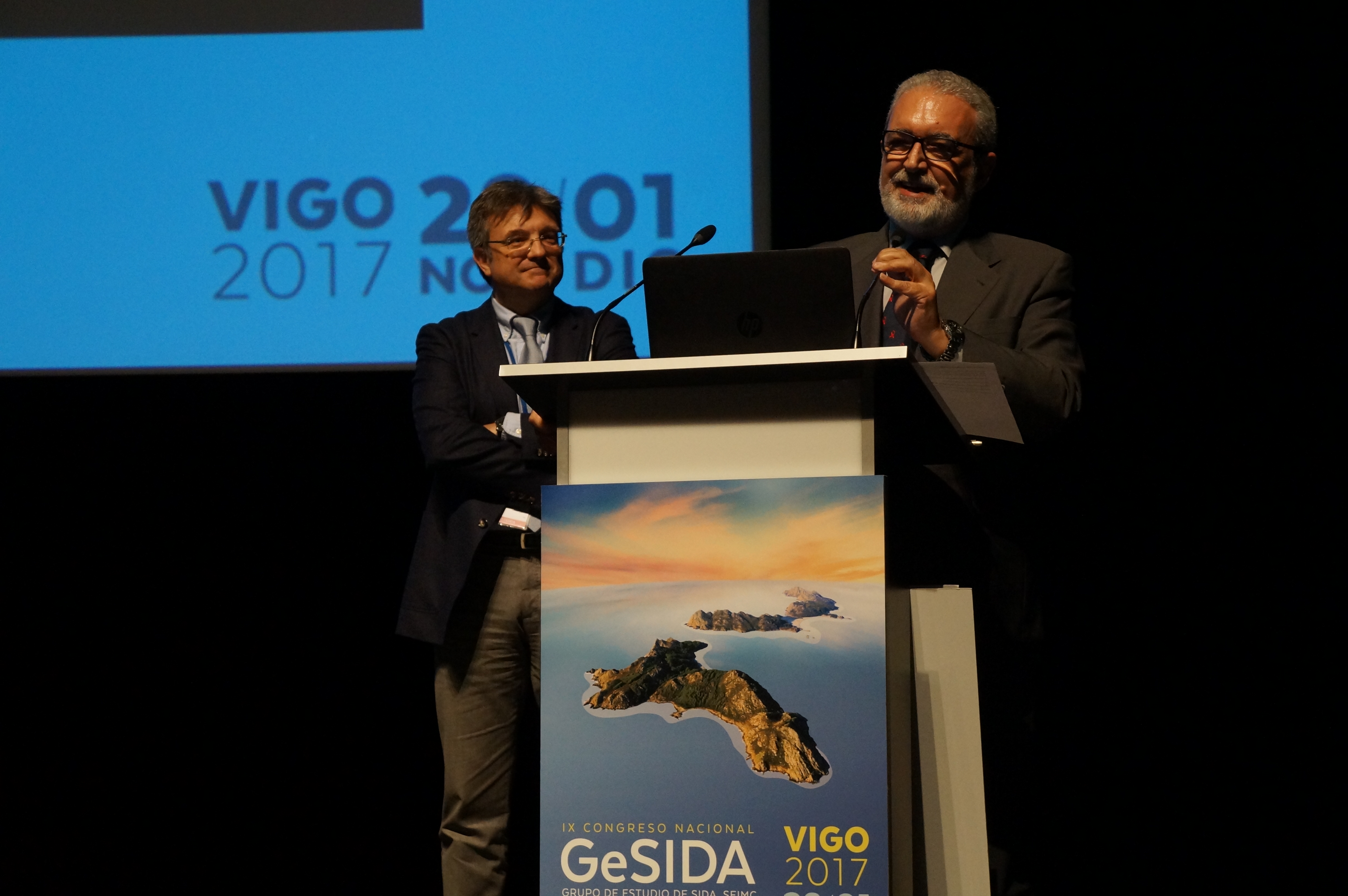 El Dr. Fernando Lozano, del Hospital Virgen de Valme de Sevilla y director del Plan Andaluz del VIH/SIDA, recibe el Premio GeSIDA a la trayectoria profesional