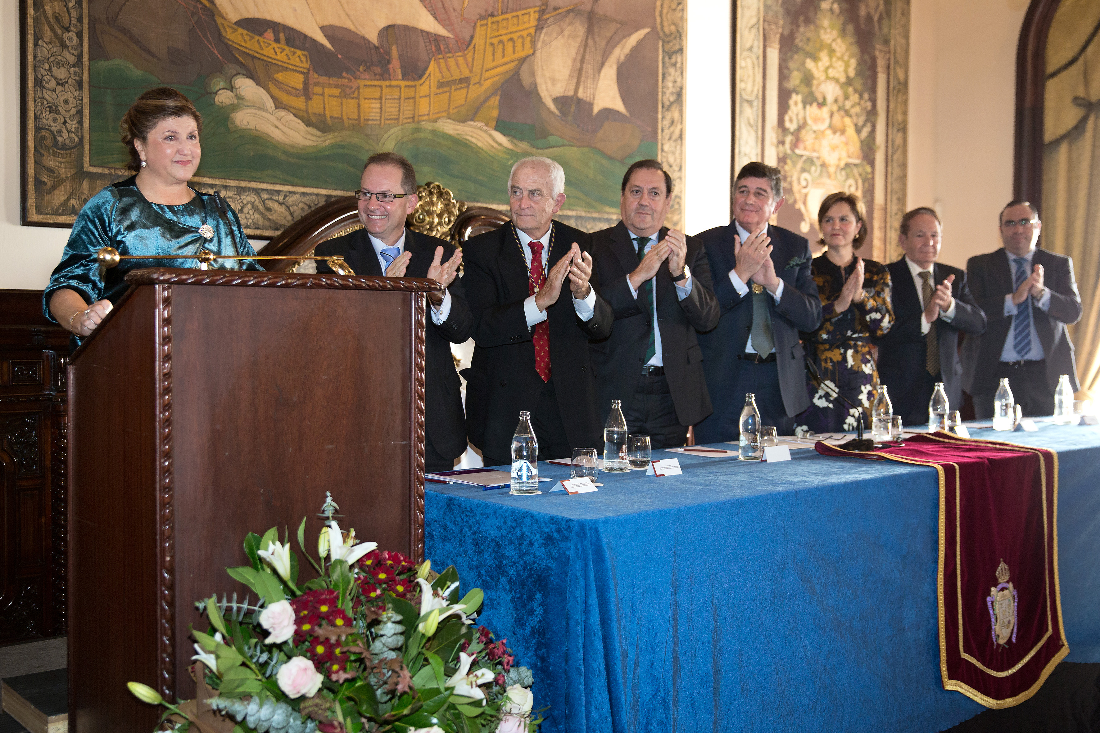 LOS FARMACÉUTICOS SEVILLANOS DISTINGUEN CON  LAS INSIGNIAS DE ORO Y PLATA A LOS FARMACÉUTICOS QUE HAN CUMPLIDO 25 Y 40 AÑOS DE COLEGIACIÓN LOS FARMACÉUTICOS SEVILLANOS DISTINGUEN CON  LAS INSIGNIAS DE ORO Y PLATA A LOS FARMACÉUTICOS QUE HAN CUMPLIDO 25 Y 40 AÑOS DE COLEGIACIÓN
