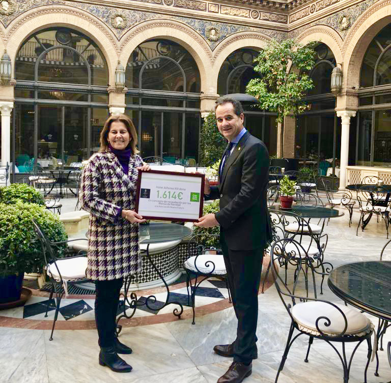 El Hotel Alfonso XIII entrega a Nuevo Futuro Sevilla un cheque solidario de 1.600 euros El Hotel Alfonso XIII entrega a Nuevo Futuro Sevilla un cheque solidario de 1.600 euros