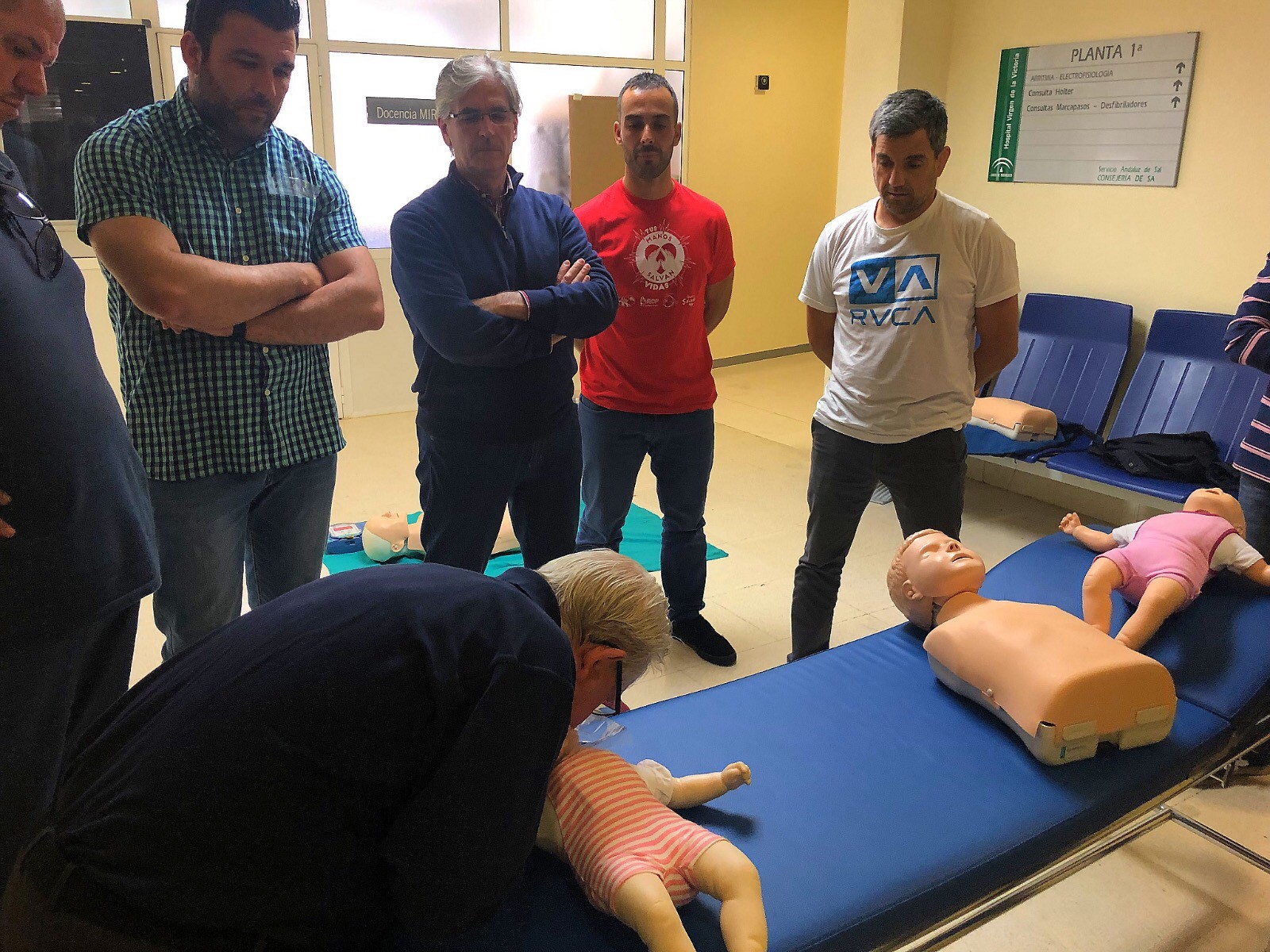 NOTA DE PRENSA: LOS FALLECIMIENTOS EN ANDALUCÍA POR PARADA CARDIORRESPIRATORIA SÚBITA DESCIENDEN CASI UN 10% EN EL ÚLTIMO AÑO A PESAR DE CONTAR EN ESPAÑA CON MENOS DESFIBRILADORES Y FORMACIÓN EN LA POBLACIÓN QUE LOS PAÍSES DE SU ENTORNO NOTA DE PRENSA: LOS FALLECIMIENTOS EN ANDALUCÍA POR PARADA CARDIORRESPIRATORIA SÚBITA DESCIENDEN CASI UN 10% EN EL ÚLTIMO AÑO A PESAR DE CONTAR EN ESPAÑA CON MENOS DESFIBRILADORES Y FORMACIÓN EN LA POBLACIÓN QUE LOS PAÍSES DE SU ENTORNO