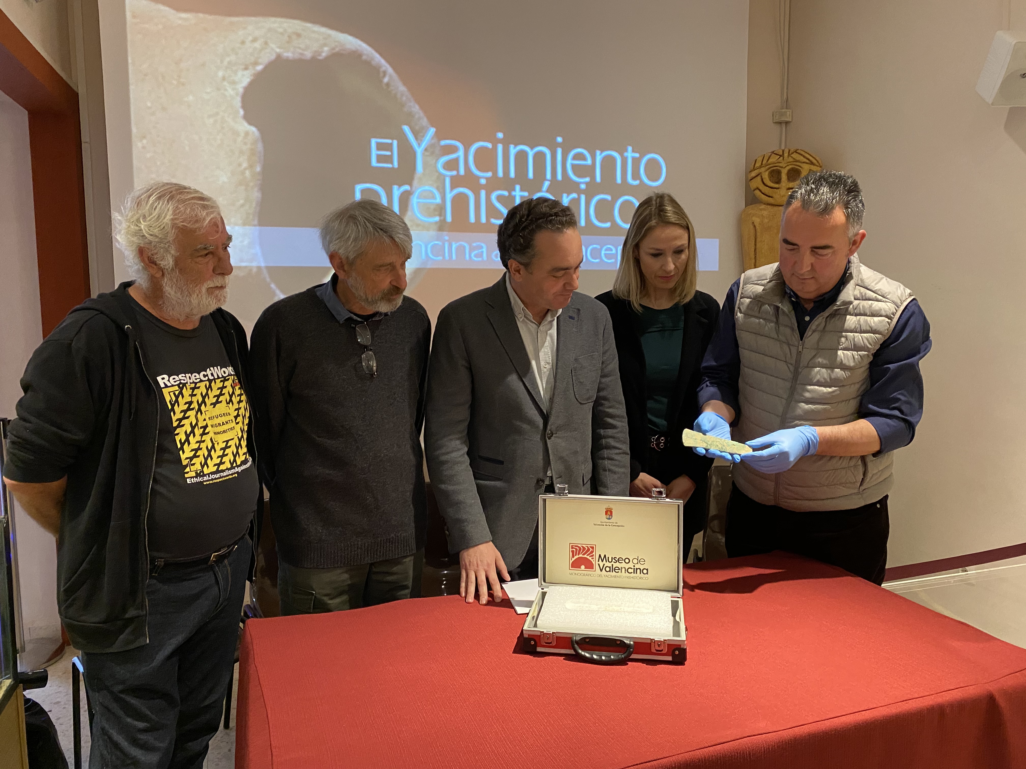 EL AYUNTAMIENTO IMPULSA UNA INVESTIGACIÓN INTERNACIONAL EN TORNO AL HACHA HALLADA EN EL YACIMIENTO DE VALENCINA Y PRESENTARÁ EN MARZO LA MUSEALIZACIÓN DE LOS RESTOS ARQUEOLÓGICOS HALLADOS EN EL SOLAR DE LA BIBLIOTECA MUNICIPAL EL AYUNTAMIENTO IMPULSA UNA INVESTIGACIÓN INTERNACIONAL EN TORNO AL HACHA HALLADA EN EL YACIMIENTO DE VALENCINA Y PRESENTARÁ EN MARZO LA MUSEALIZACIÓN DE LOS RESTOS ARQUEOLÓGICOS HALLADOS EN EL SOLAR DE LA BIBLIOTECA MUNICIPAL