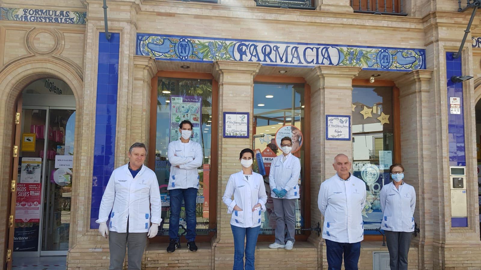 Minuto de silencio en las farmacias sevillanas por los ocho compañeros fallecidos en toda España por COVID-19
