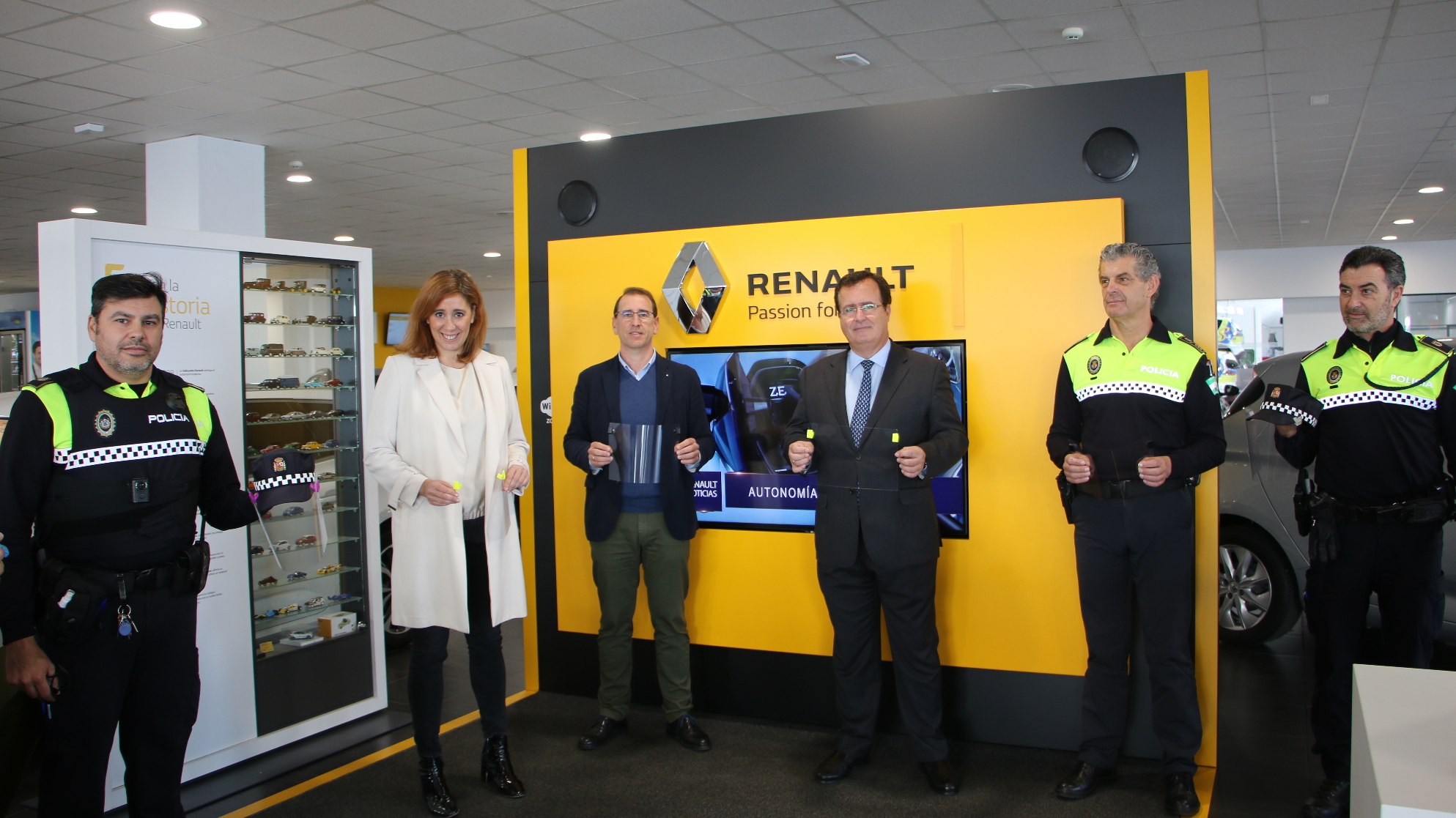 Grupo Renault y Grupo Syrsa donan 800 pantallas de protección facial a la Policía Local de Sevilla Grupo Renault y Grupo Syrsa donan 800 pantallas de protección facial a la Policía Local de Sevilla