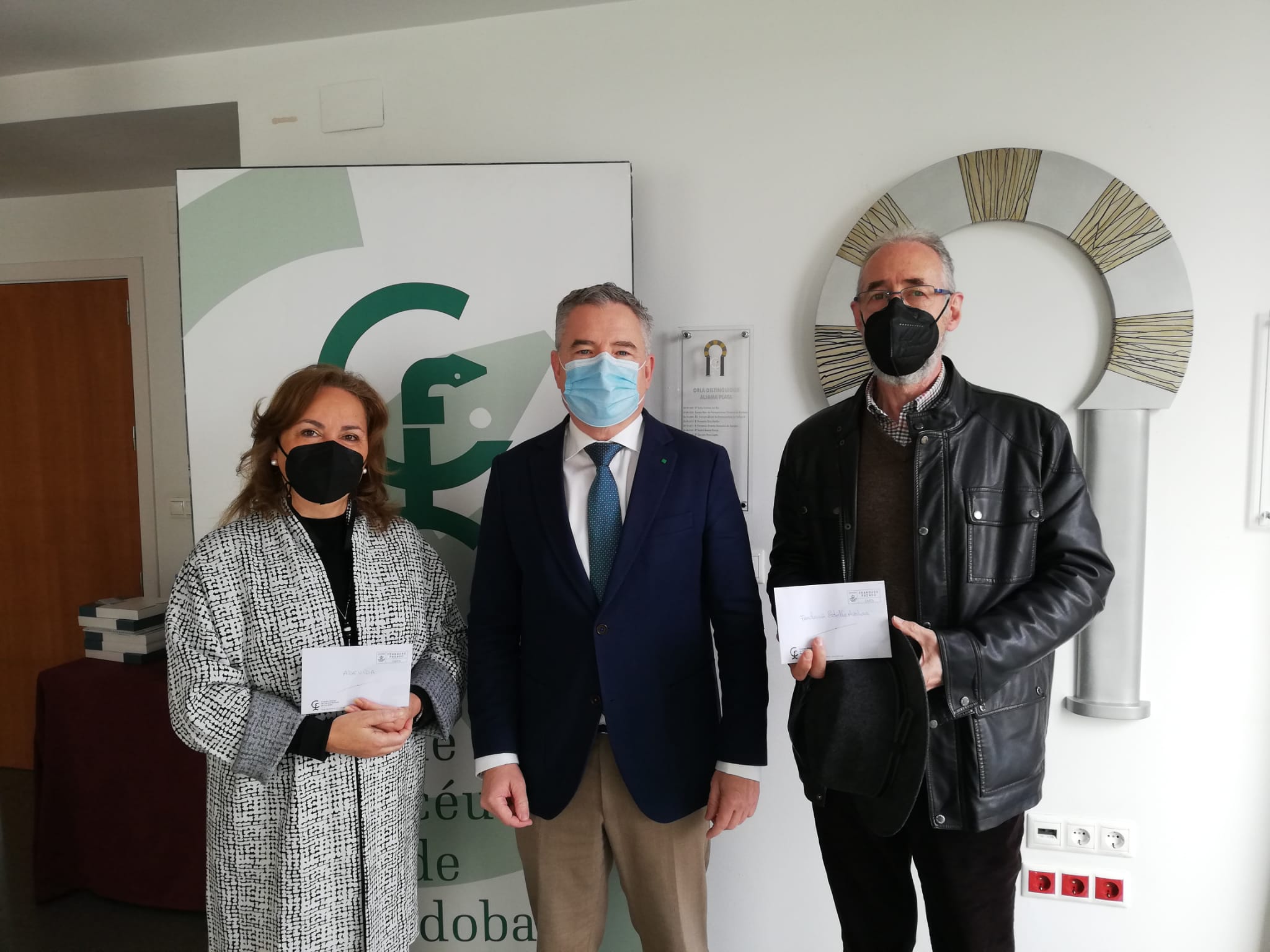 El Colegio de Farmacéuticos de Córdoba entrega un millar de mascarillas a las asociaciones Estrella Azahara y ADEVIDA El Colegio de Farmacéuticos de Córdoba entrega un millar de mascarillas a las asociaciones Estrella Azahara y ADEVIDA