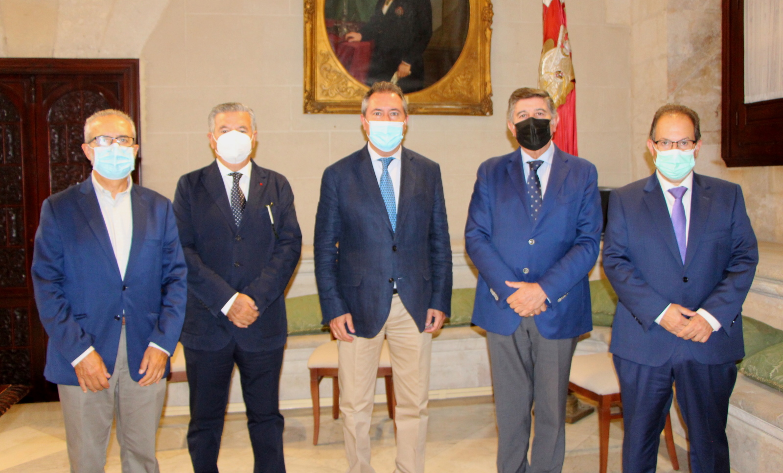 El Colegio de Farmacéuticos aborda con el alcalde de Sevilla las próximas citas mundiales de la profesión que acogerá la ciudad y el papel de los farmacéuticos en la pandemia El Colegio de Farmacéuticos aborda con el alcalde de Sevilla las próximas citas mundiales de la profesión que acogerá la ciudad y el papel de los farmacéuticos en la pandemia
