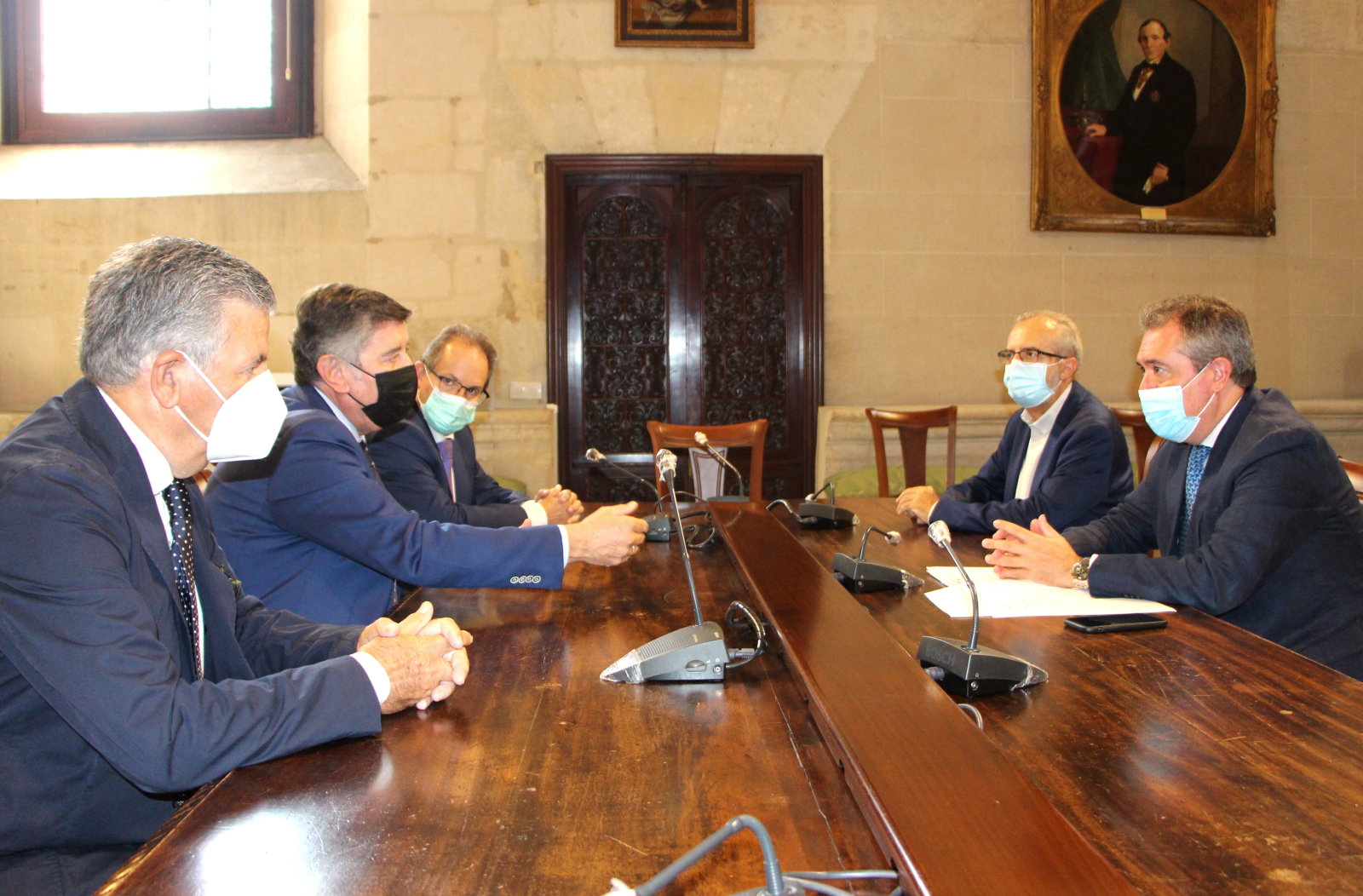 El Colegio de Farmacéuticos aborda con el alcalde de Sevilla las próximas citas mundiales de la profesión que acogerá la ciudad y el papel de los farmacéuticos en la pandemia El Colegio de Farmacéuticos aborda con el alcalde de Sevilla las próximas citas mundiales de la profesión que acogerá la ciudad y el papel de los farmacéuticos en la pandemia