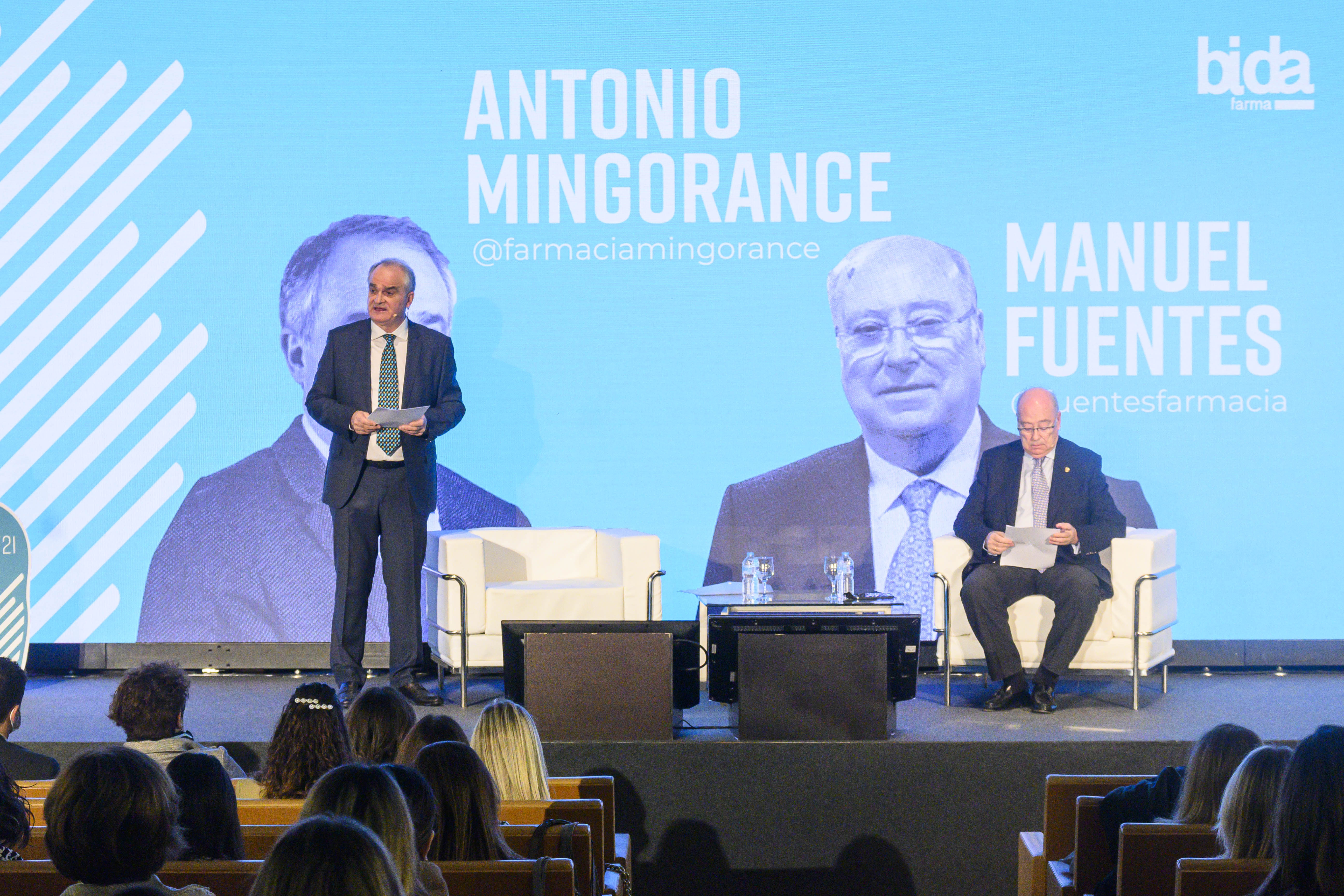 Más de 350 farmacéuticos se reúnen en Granada para poner en valor el papel de la farmacia andaluza en la prevención de las enfermedades de la piel y su cuidado Más de 350 farmacéuticos se reúnen en Granada para poner en valor el papel de la farmacia andaluza en la prevención de las enfermedades de la piel y su cuidado