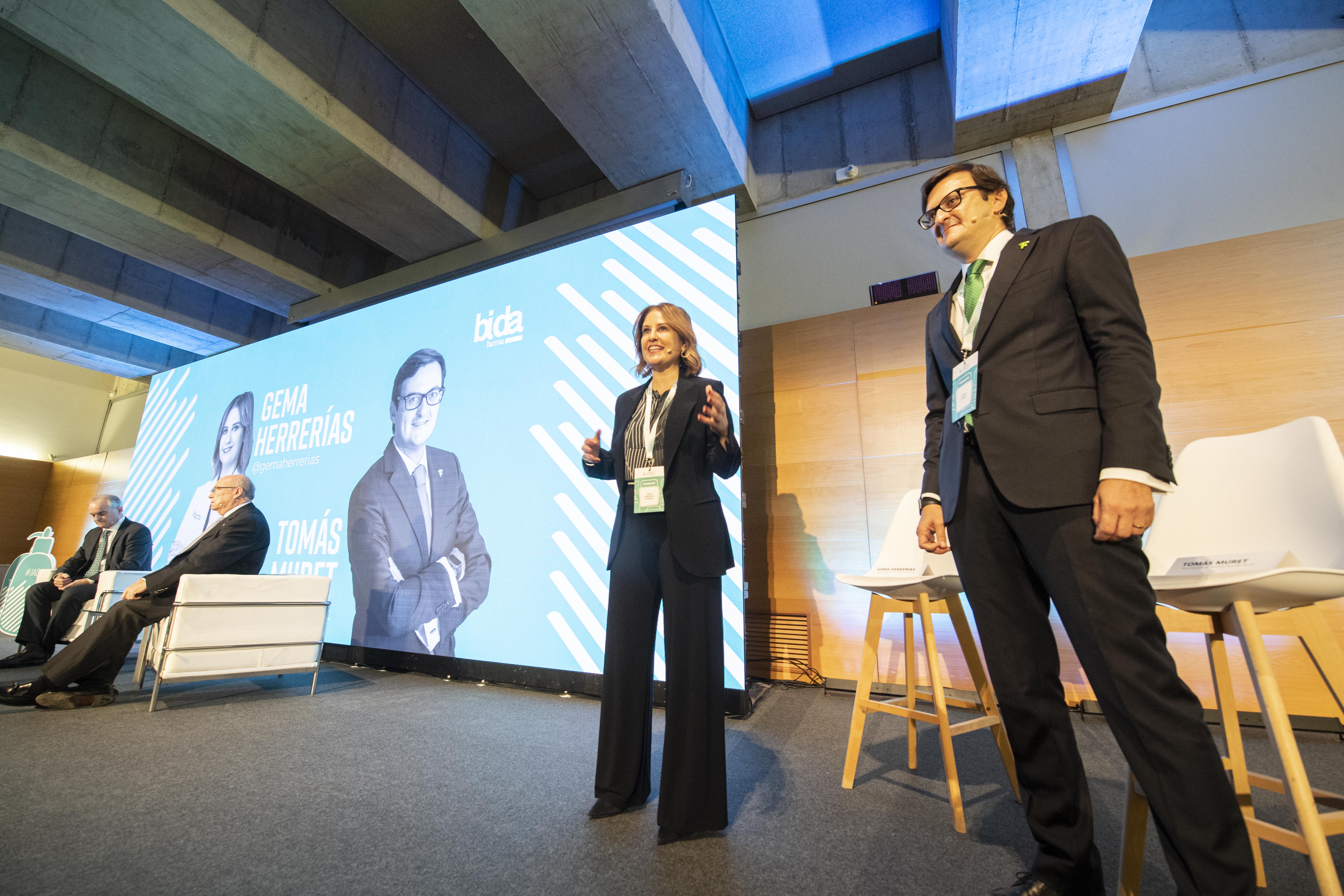 Más de 350 farmacéuticos se reúnen en Granada para poner en valor el papel de la farmacia andaluza en la prevención de las enfermedades de la piel y su cuidado Más de 350 farmacéuticos se reúnen en Granada para poner en valor el papel de la farmacia andaluza en la prevención de las enfermedades de la piel y su cuidado