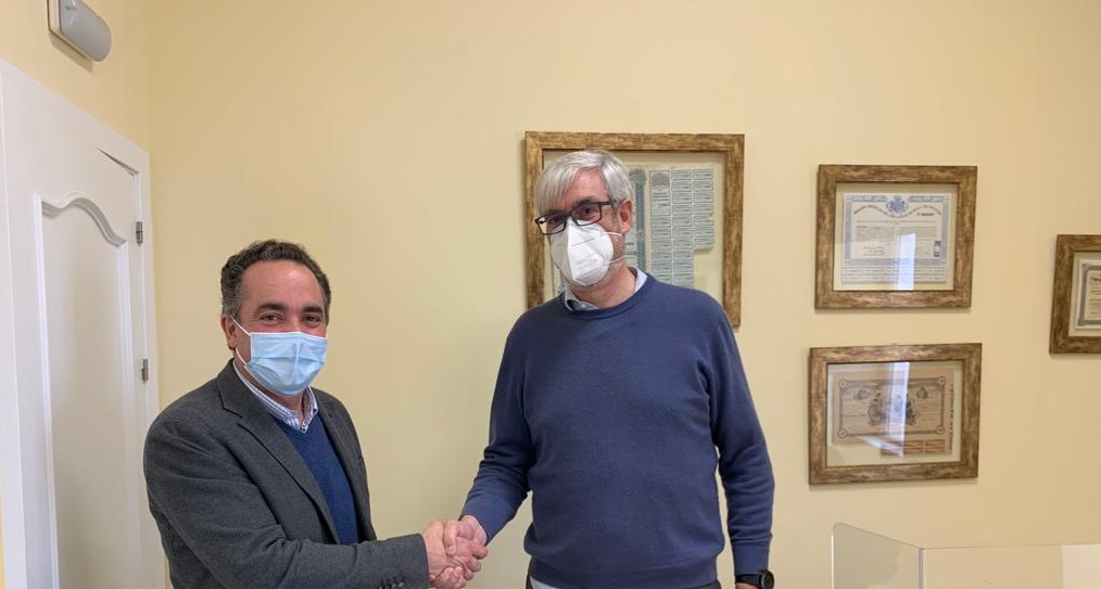 El alcalde de Valencina, Antonio M. Suárez, tras la firma de la compra. El alcalde de Valencina, Antonio M. Suárez, tras la firma de la compra.