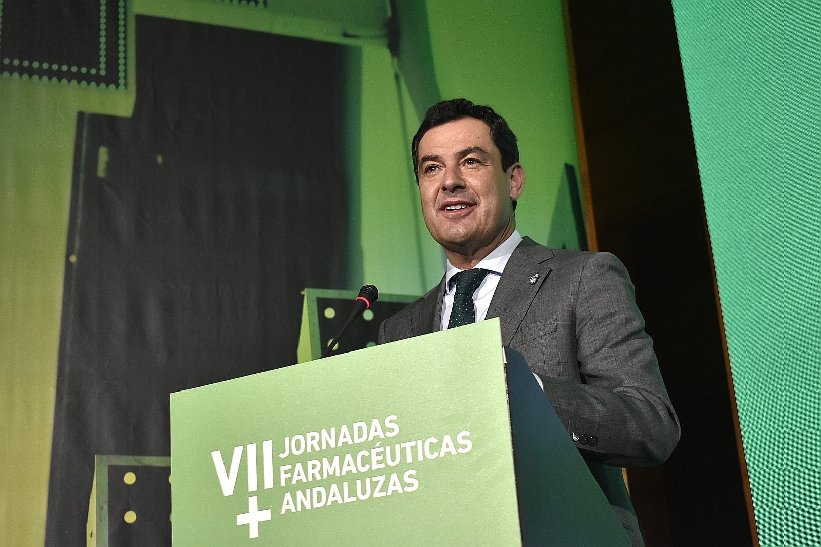 El presidente de la Junta de Andalucía reconoce el papel de los farmacéuticos durante la pandemia en la atención a las personas más vulnerables y anuncia que incorporará a la farmacia en la estrategia frente a la soledad no deseada