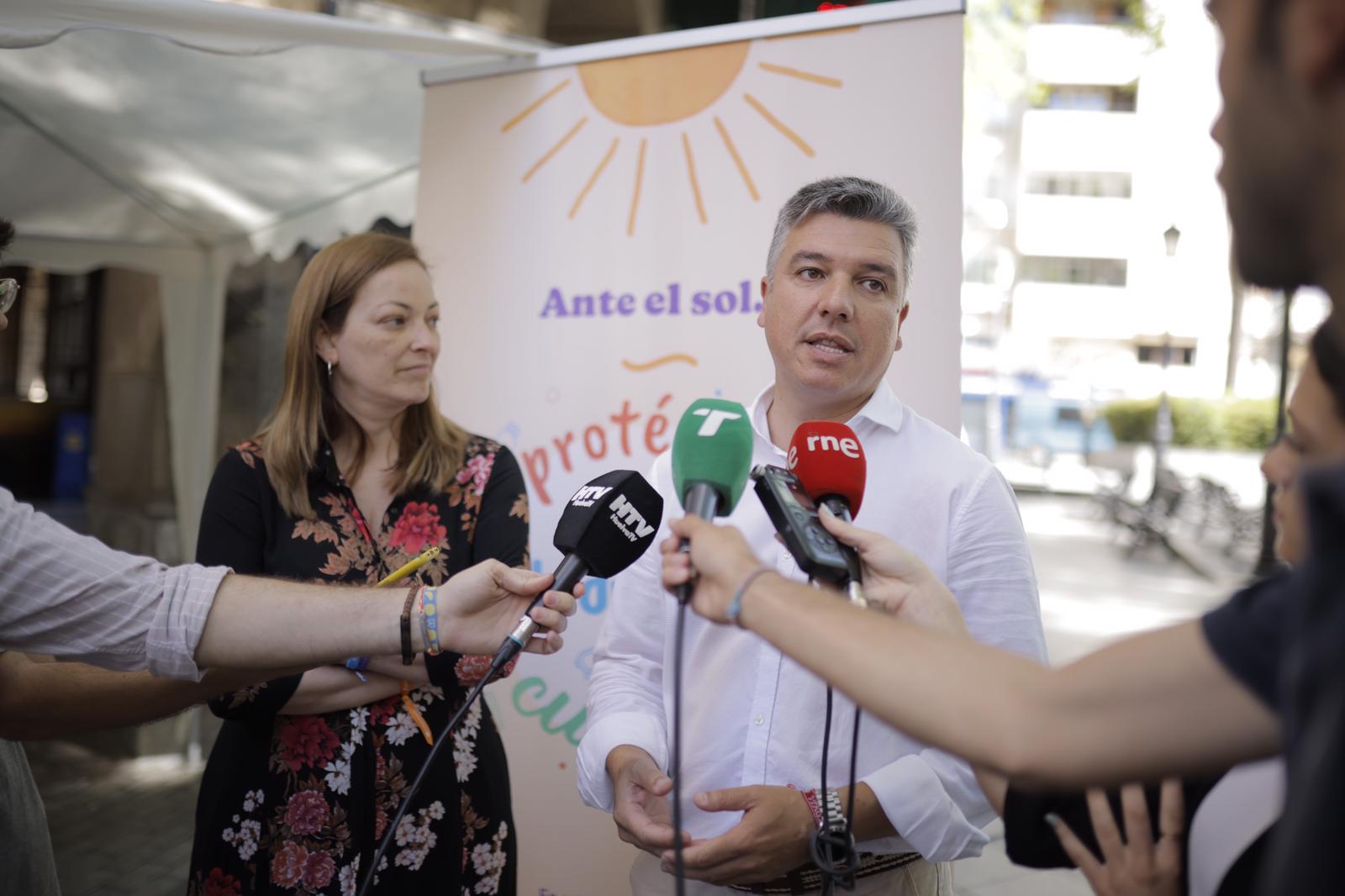 Los farmacéuticos de Huelva salen a la calle para mostrar a la población cómo seguir una correcta fotoprotección