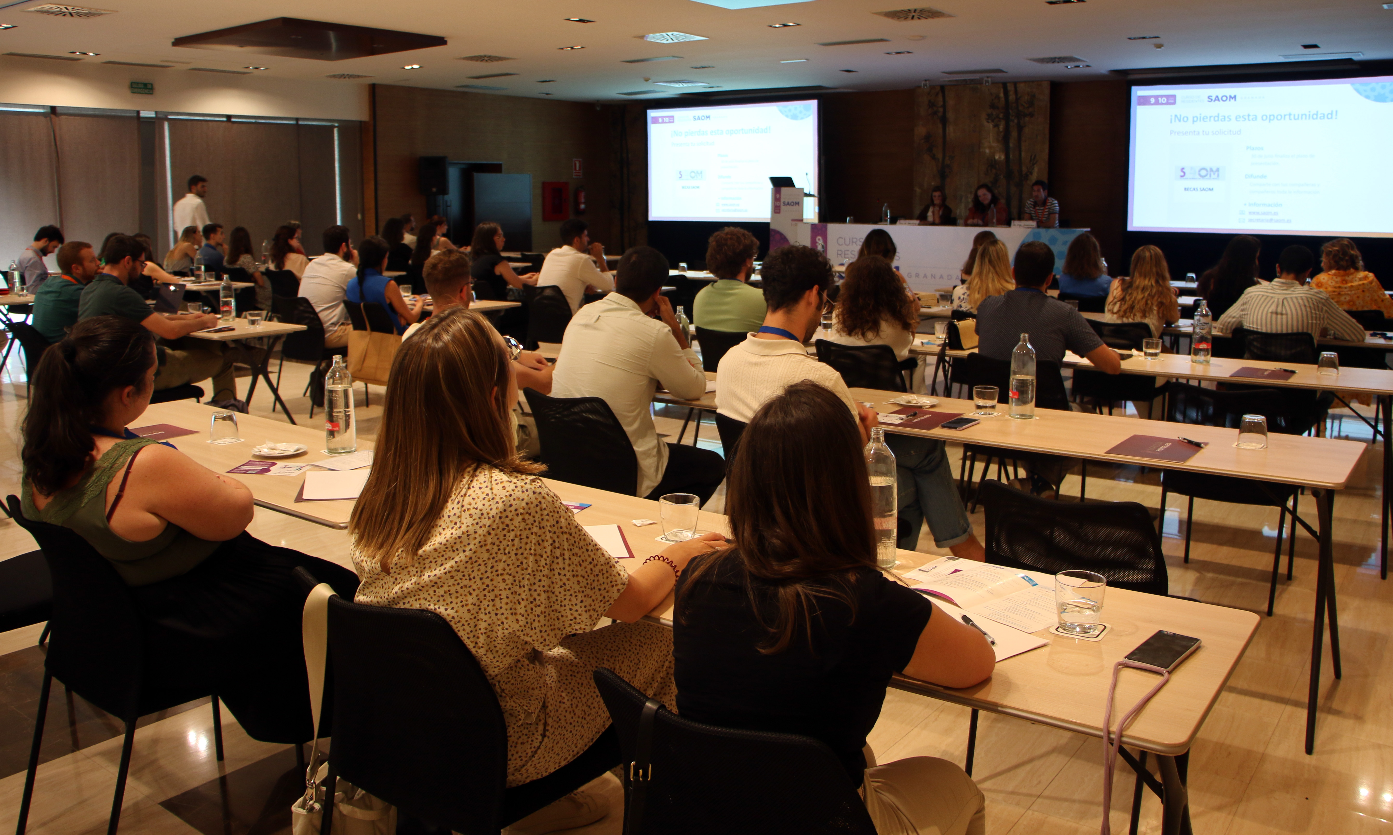 Granada reúne a más de 70 oncólogos residentes y expertos de toda Andalucía para mejorar su formación clínica en Oncología Médica Granada reúne a más de 70 oncólogos residentes y expertos de toda Andalucía para mejorar su formación clínica en Oncología Médica