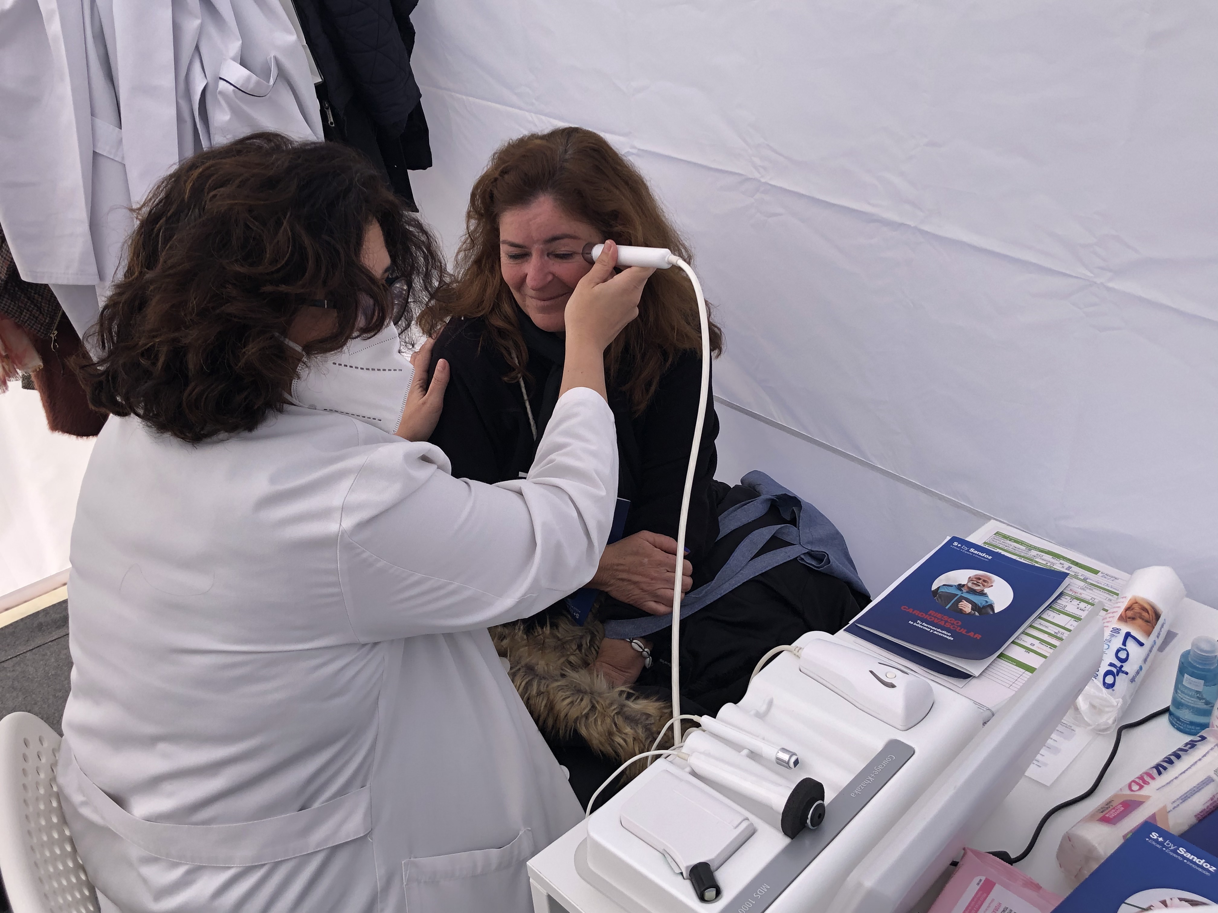 Los farmacéuticos sevillanos muestran en las calles de Montequinto, en Dos Hermanas, el potencial sanitario de las farmacias más allá de la dispensación del medicamento Los farmacéuticos sevillanos muestran en las calles de Montequinto, en Dos Hermanas, el potencial sanitario de las farmacias más allá de la dispensación del medicamento