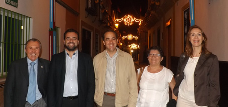 El alcalde de Valencina de la Concepción, Antonio Suárez, preside la prueba oficial del alumbrado de la Romería de Torrijos acompañado de la concejala de Fiestas, Sonia Arellano, el Hermano Mayor de la Hermandad, Juan María Fernández, y el Hermano Mayor de la Hermandad de El Rocío, Manuel Durán.