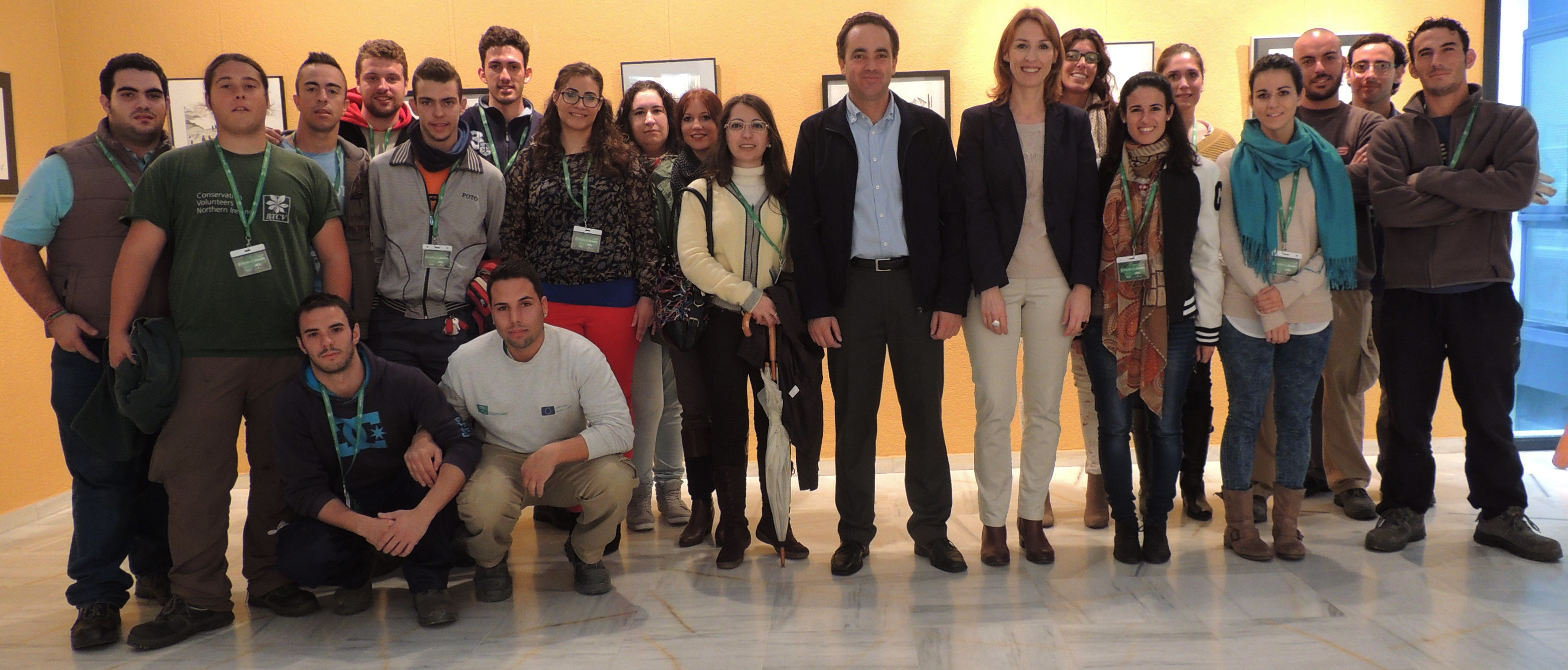 Los jóvenes valencineros contratados recientemente acompañan al alcalde de Valencina, Antonio Suárez, y a la delegada, Sonia Arellano.