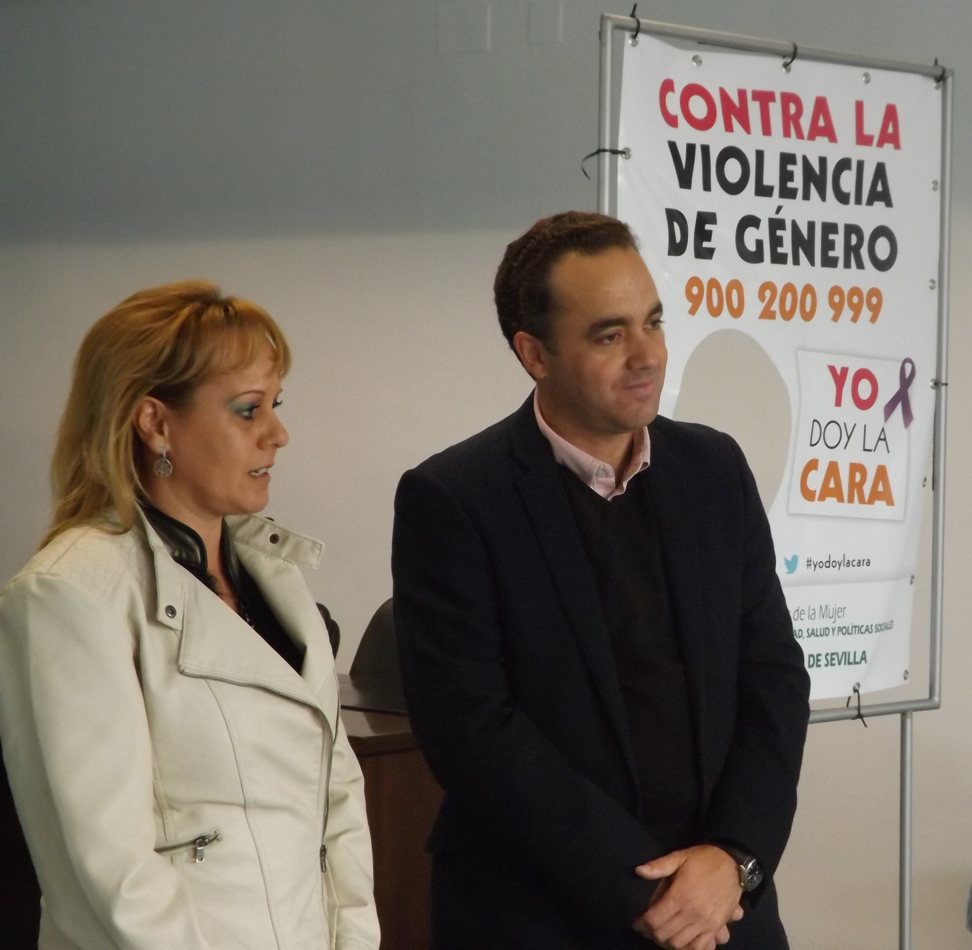 La coordinadora provincial del IAM, Carolina Casanova, y el alcalde de Valencina de la Concepción, Antonio Suárez.