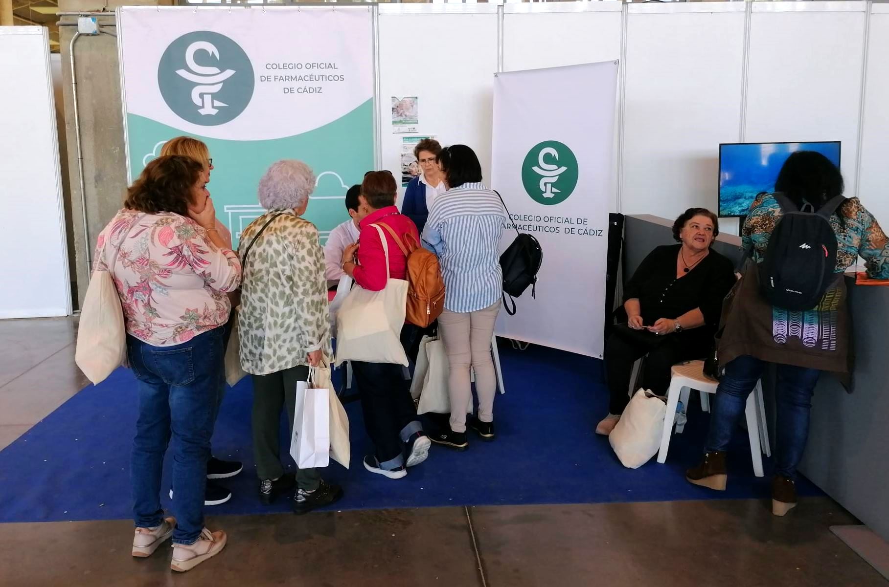 Los farmacéuticos gaditanos muestran en la Feria del Mayor Activo cómo las farmacias de la provincia pueden ayudar a las personas de edad avanzada a mejorar su calidad de vida Los farmacéuticos gaditanos muestran en la Feria del Mayor Activo cómo las farmacias de la provincia pueden ayudar a las personas de edad avanzada a mejorar su calidad de vida