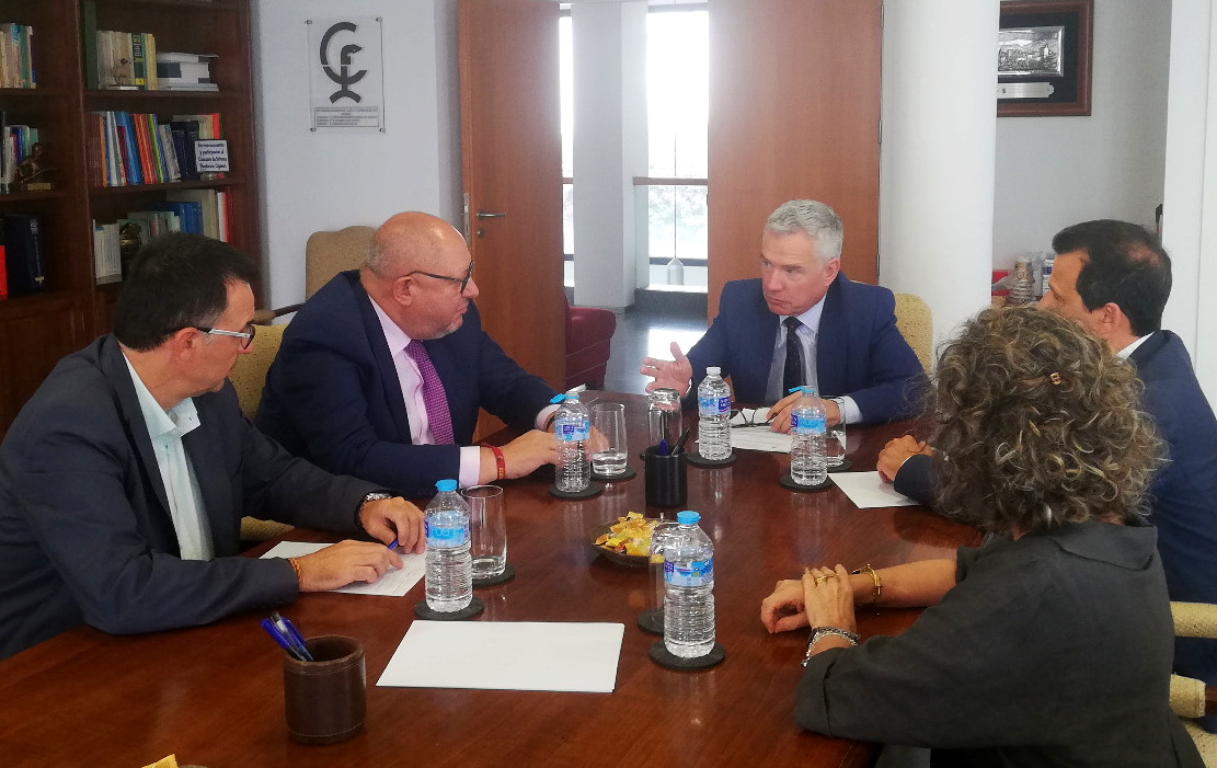 La Universidad de Córdoba y el Colegio de Farmacéuticos estrechan lazos de colaboración con el objetivo de reforzar sus acciones formativas y culturales La Universidad de Córdoba y el Colegio de Farmacéuticos estrechan lazos de colaboración con el objetivo de reforzar sus acciones formativas y culturales