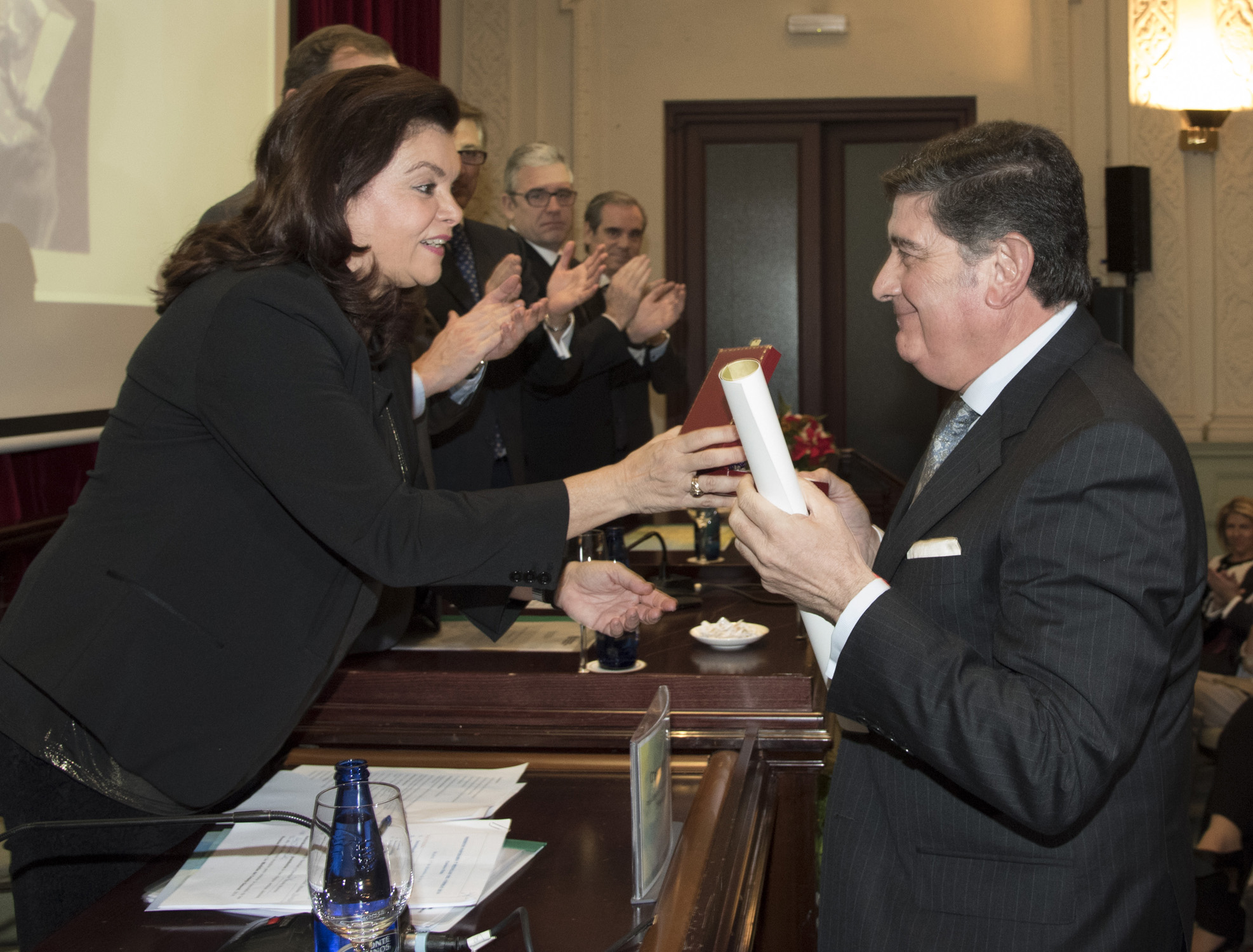 El Consejo General de Farmacéuticos reconoce al Colegio de Sevilla con su máxima distinción por su labor en el campo de las enfermedades raras El Consejo General de Farmacéuticos reconoce al Colegio de Sevilla con su máxima distinción por su labor en el campo de las enfermedades raras
