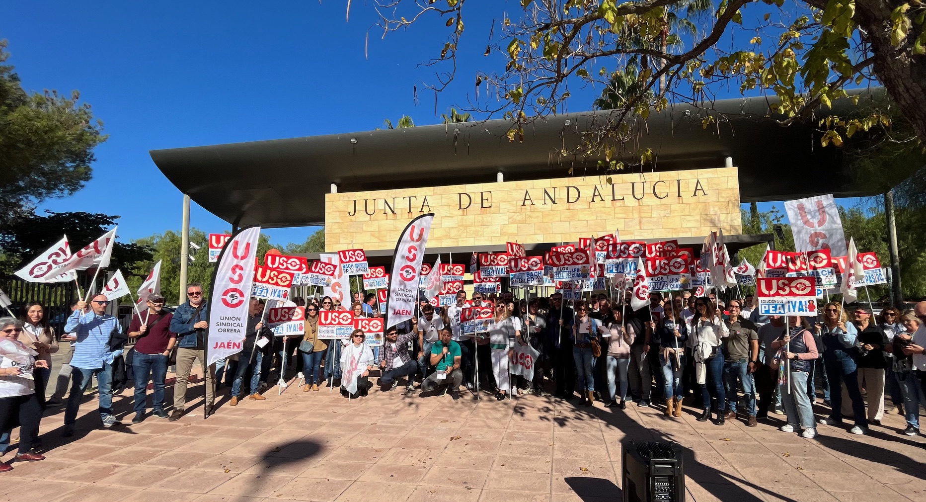El sindicato USO se concentra a las puertas de la Consejería de Desarrollo Educativo para recordar que aún se puede acabar con las injusticias que viven los profesionales de la enseñanza concertada a través de los presupuestos de Andalucía para 2024